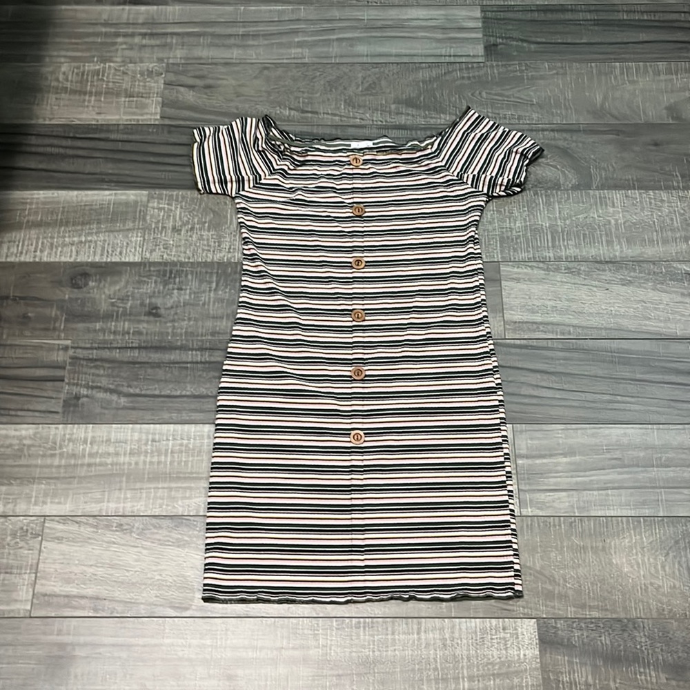 Cute dress, comfy and shoulderlesss or can be work on shoulders.